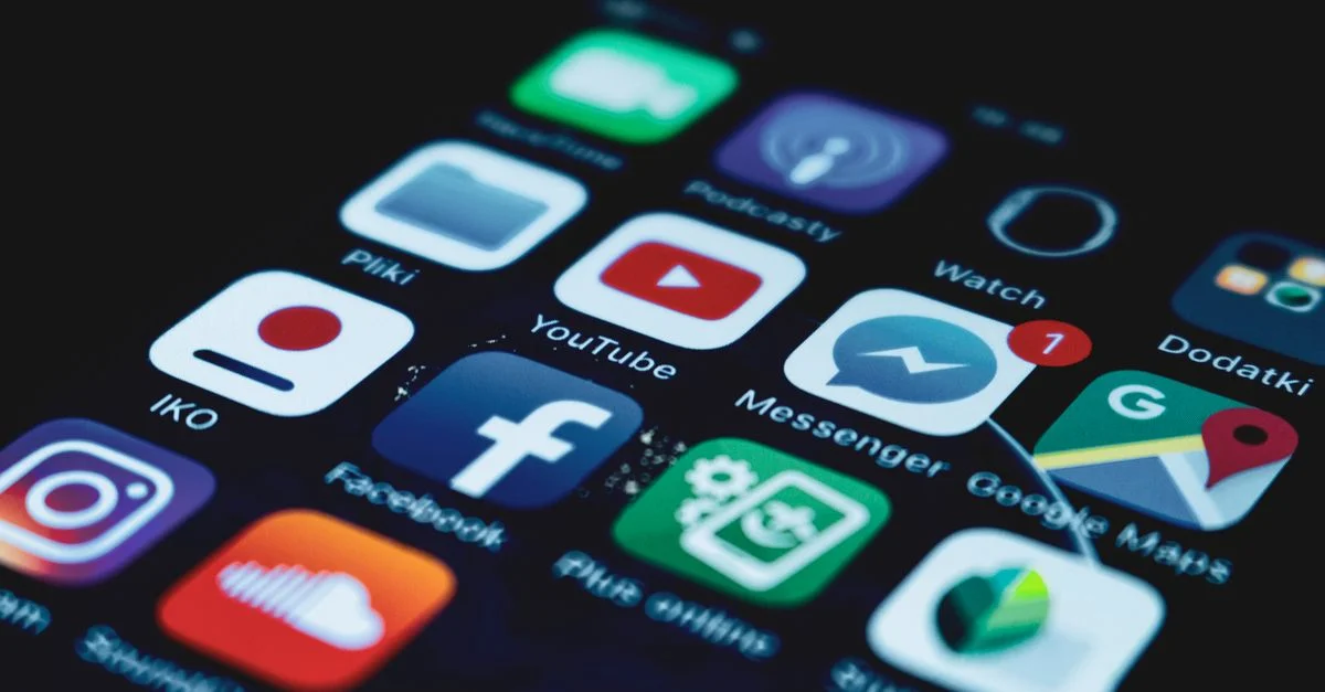 Vue en détail d'un écran de smartphone affichant diverses icônes d'applications de réseaux sociaux populaires.